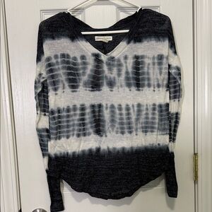 Aeropostale Blue and White Knit Top